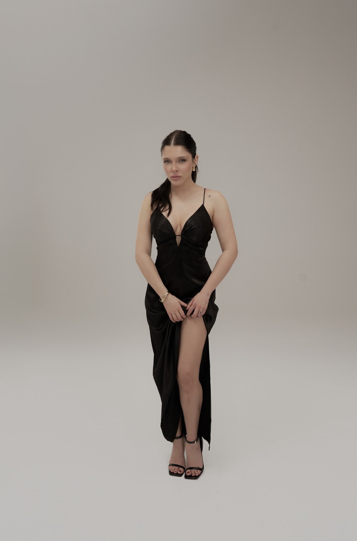 Full-length Sofía Gonet in the black slip dress and strappy sandals