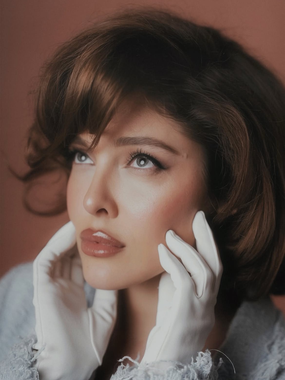 Beauty close-up of Sofía Gonet with white gloves at her face